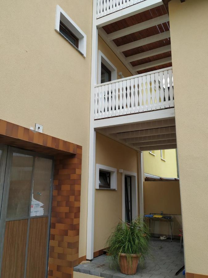 דירות שקאודיטז Mehrfamilien Haus מראה חיצוני תמונה