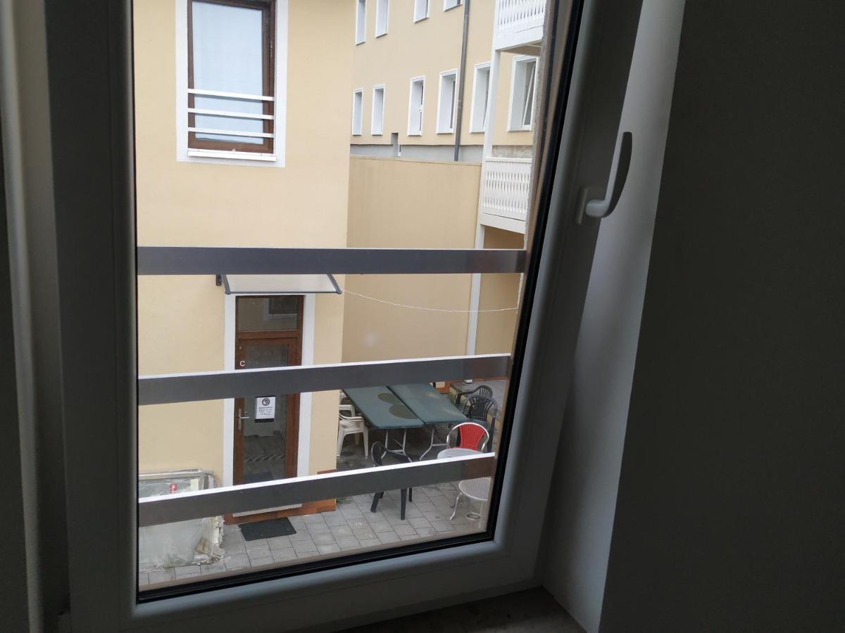 דירות שקאודיטז Mehrfamilien Haus מראה חיצוני תמונה